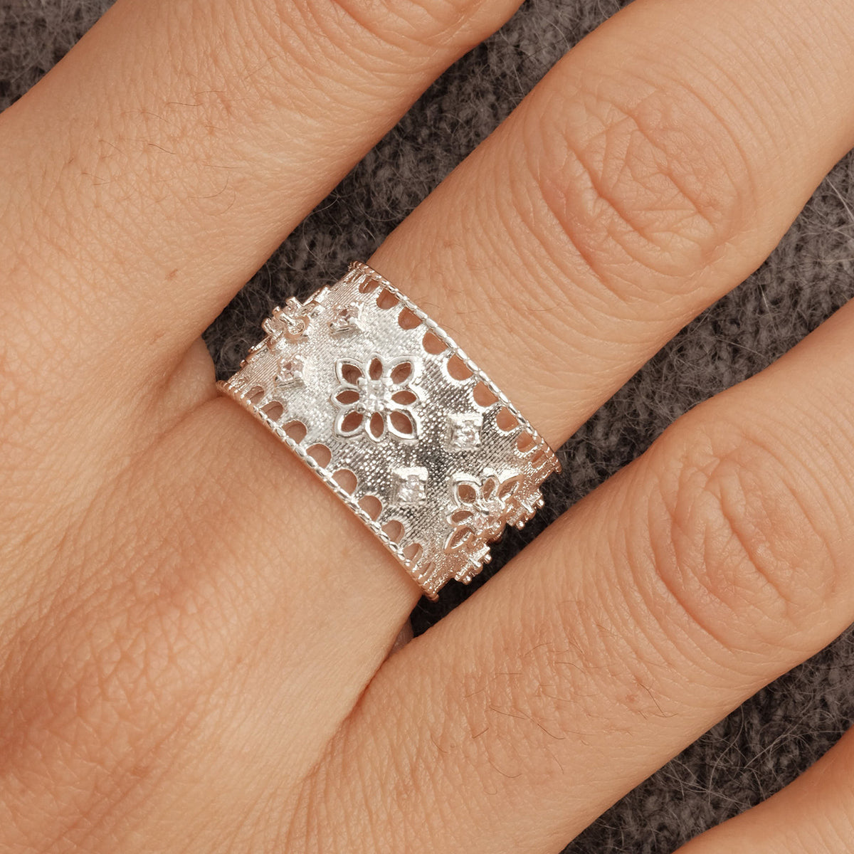 Lace Flower Cake Hollow-Out Rhinestone Vintage Shiny Unique Ring