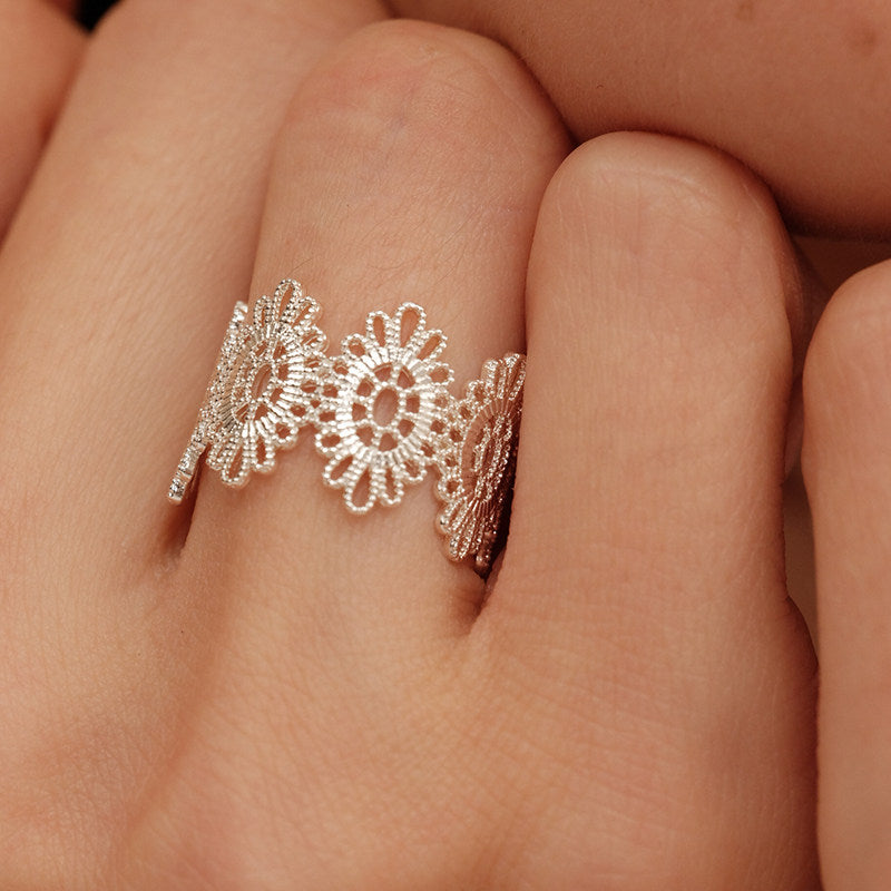 French Exquisite Embroidered Lace Hollow Pattern Rhinestone Vintage Ring