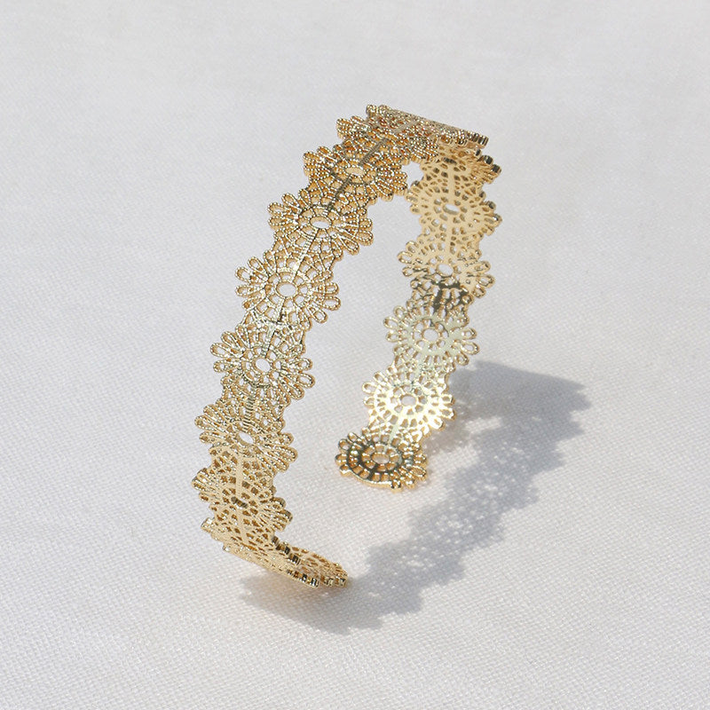 French Exquisite Embroidered Lace Hollow Pattern Rhinestone Vintage Bracelet