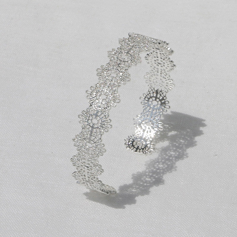 French Exquisite Embroidered Lace Hollow Pattern Rhinestone Vintage Bracelet