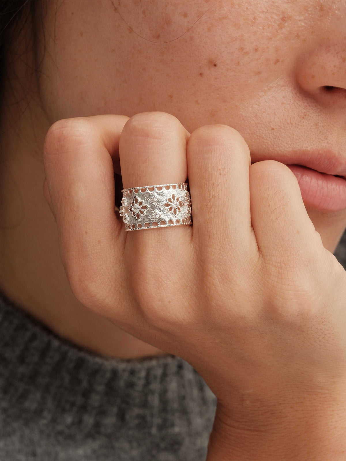 Lace Flower Cake Hollow-Out Rhinestone Vintage Shiny Unique Ring