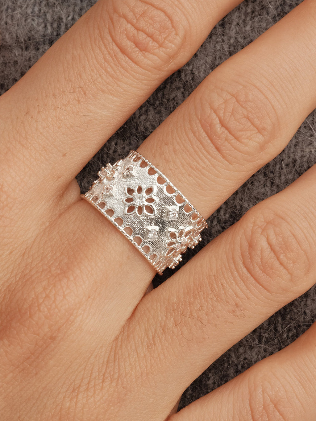 Lace Flower Cake Hollow-Out Rhinestone Vintage Shiny Unique Ring